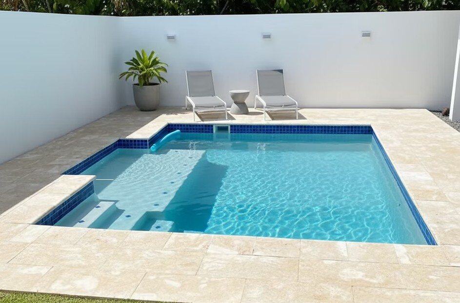 Piscina Azulado rectangular con sundeck integrado