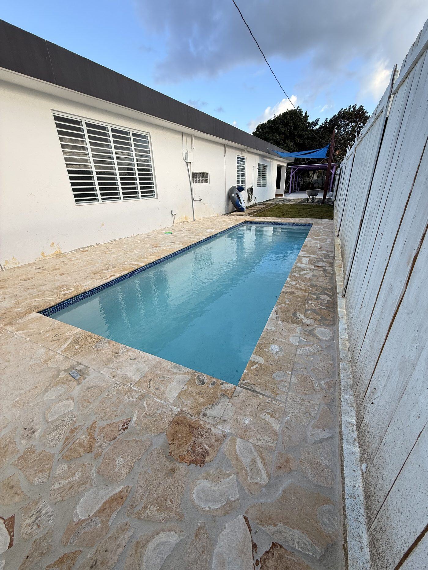 Piscina de diseño personalizado construida por Forze Corp.