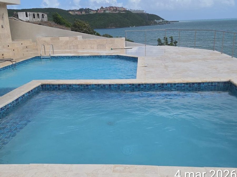 Piscina con vista al mar