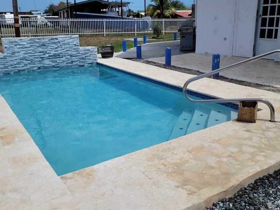 Piscina con acera de coralina
