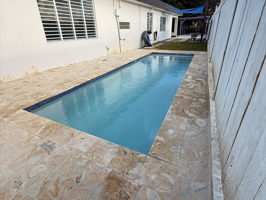 Detalle de borde de piscina