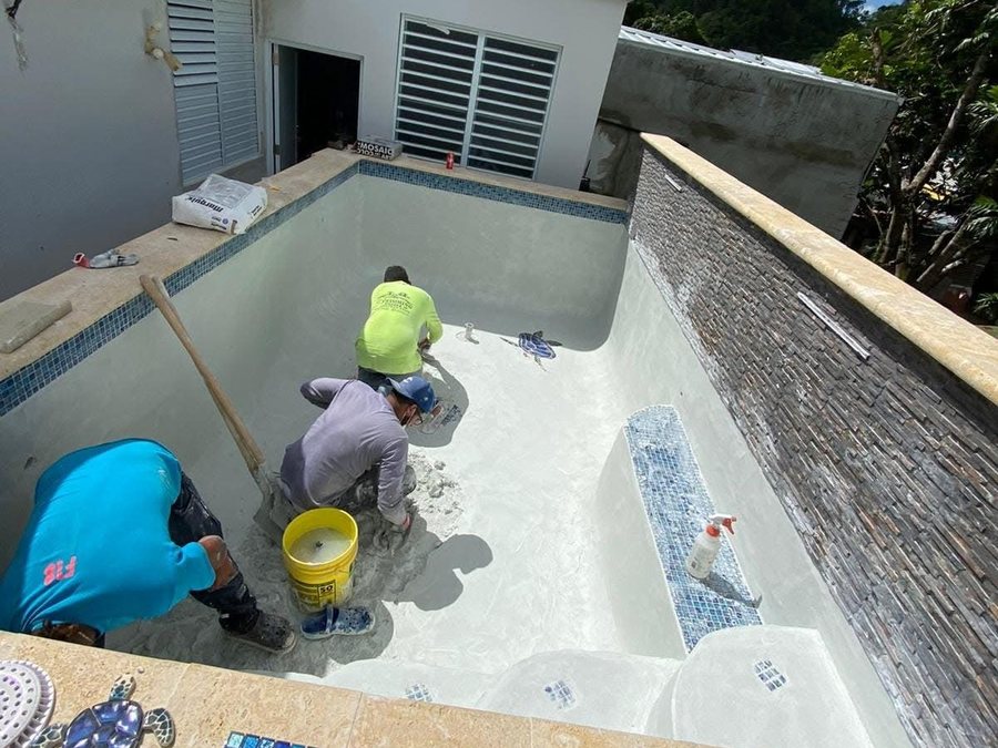 Instalación de mosaico en piscina