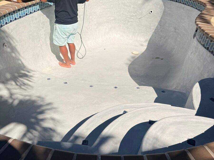 Aplicación de acabado marmolizado en el interior de la piscina