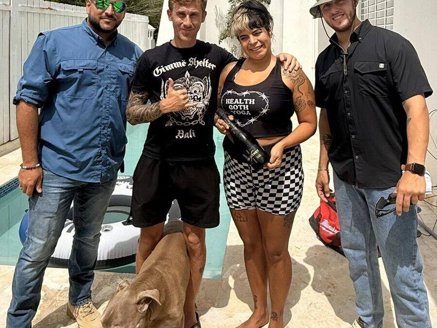 Entrega de piscina terminada al cliente junto al equipo de Forze Corp.