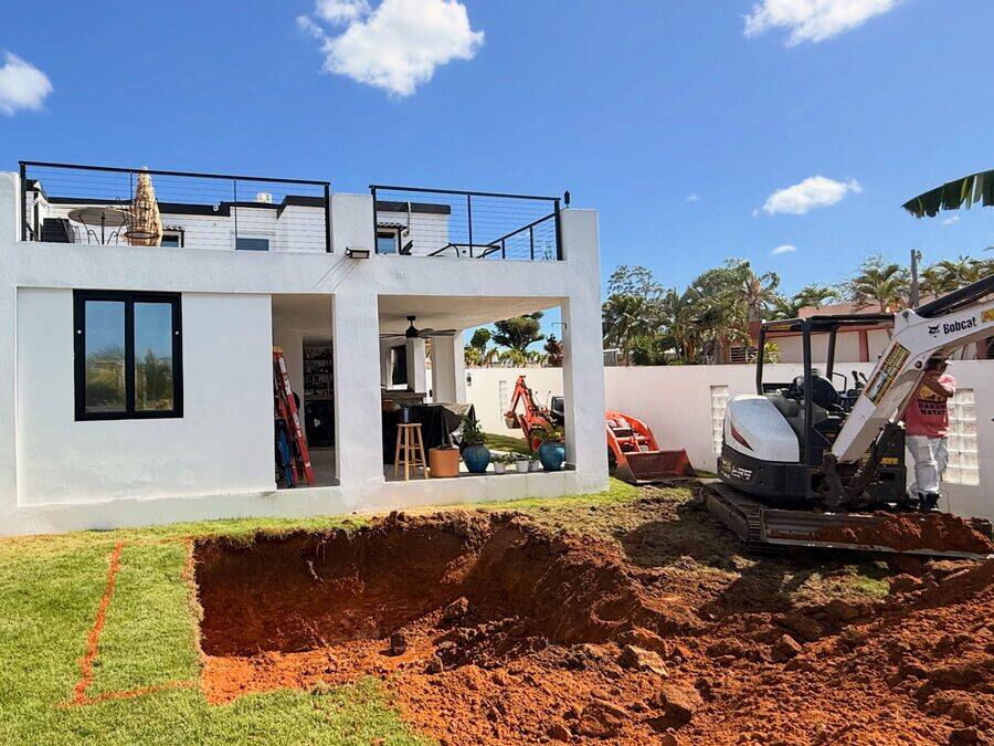 Excavación y movimiento de tierra en residencia moderna