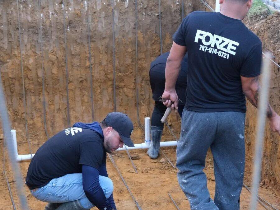 Personal de Forze Corp. instalando el sistema de plomería