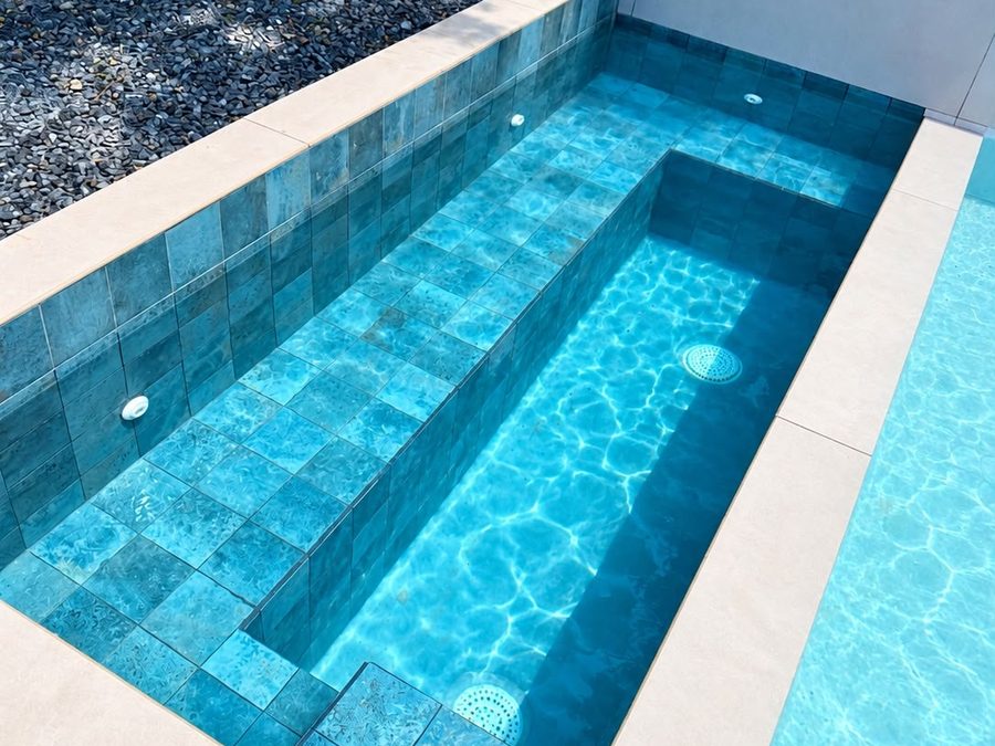 Detalle del jacuzzi con escalones revestidos